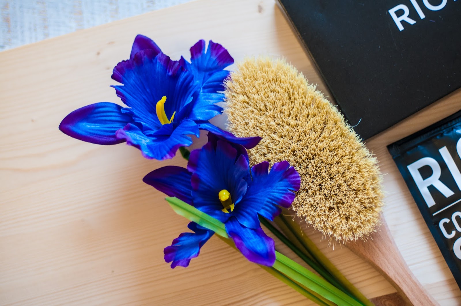 Riche Cosmetics - скраб и массажная щетка.