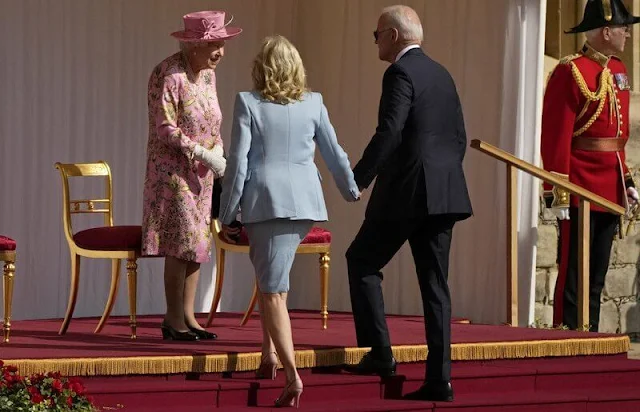 Queen Elizabeth wore a floral print dress by Stewart Parvin. First Lady wore a blue suit. The diamond Jardine star brooch