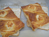  HOJALDRES CON PIMIENTOS, LANGOSTINOS Y BACON. 