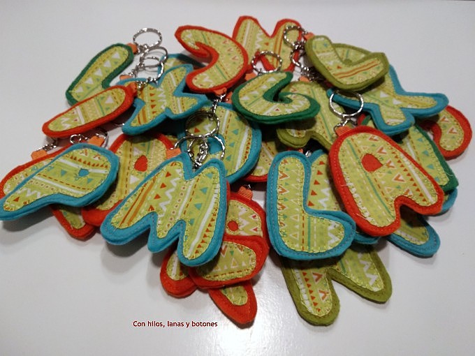 Con hilos, lanas y botones: Llaveros con iniciales