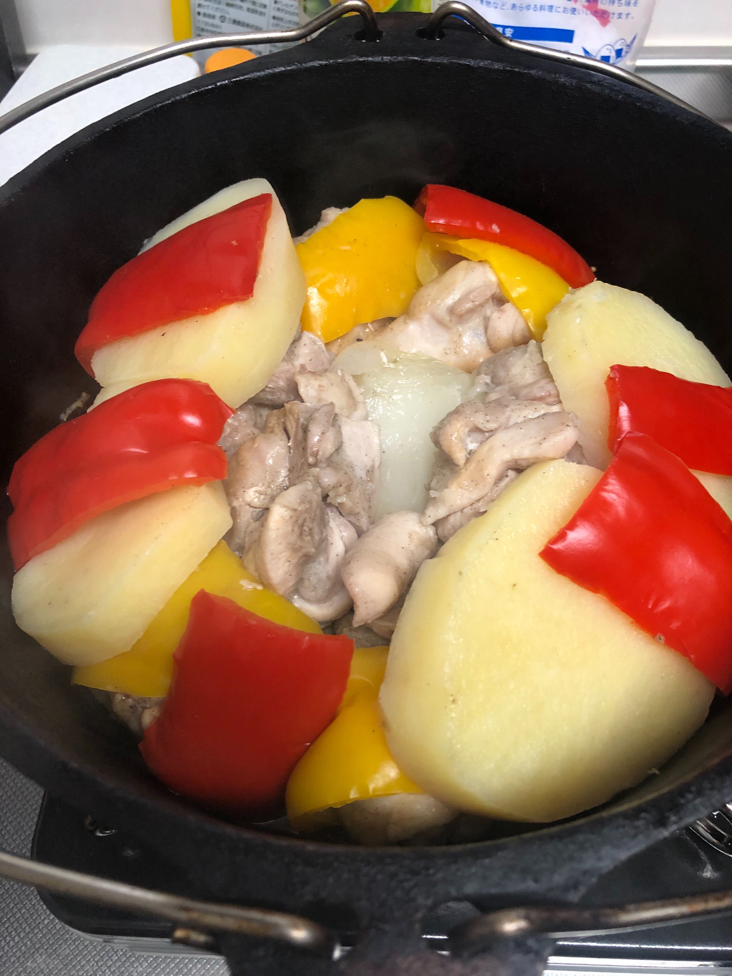 ダッチオーブンで鶏肉と野菜たっぷり煮込み