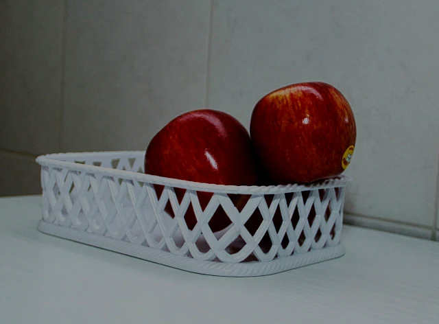 Una manzana sobresaliendo de la cesta.