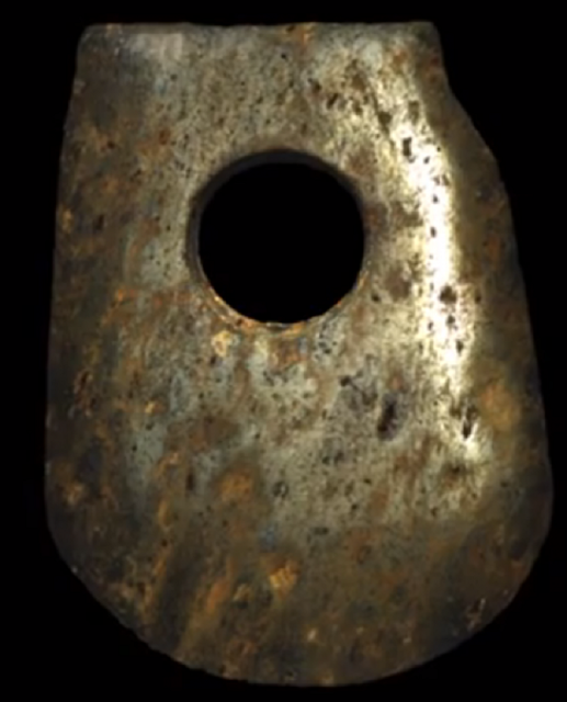 Топор из корунда (Китай, 6000 лет до н.э.). Предполагается, что его можно было обработать только алмазным порошком