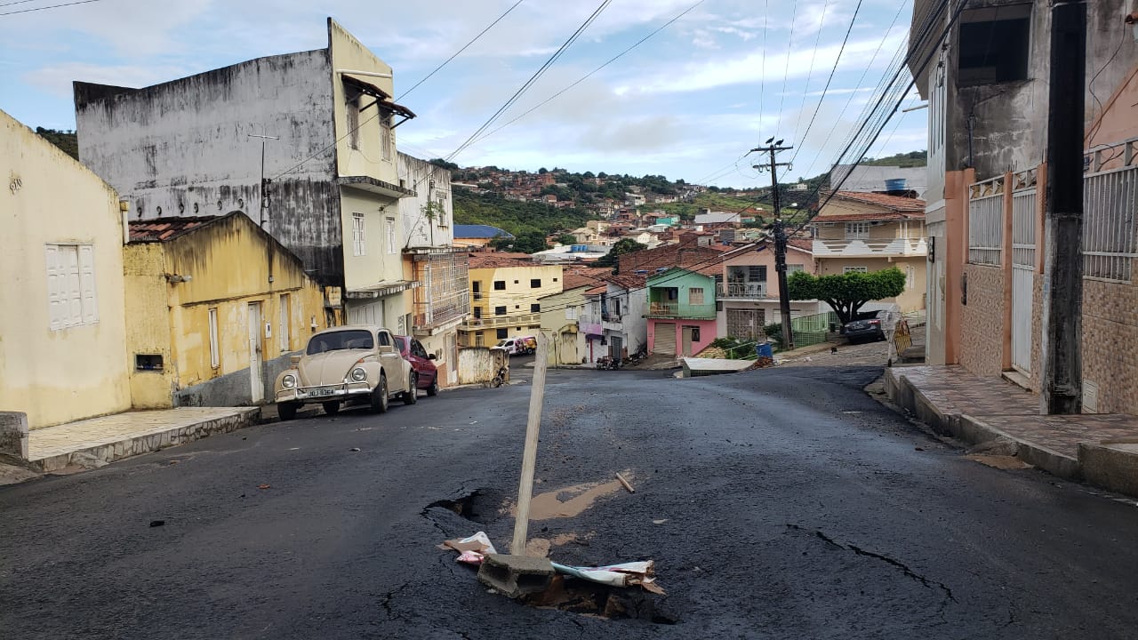 Jacobina: Chuva danifica novo asfalto no bairro Félix Tomaz