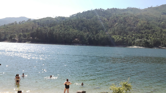 águas cristalinas do a barragem da Caniçada