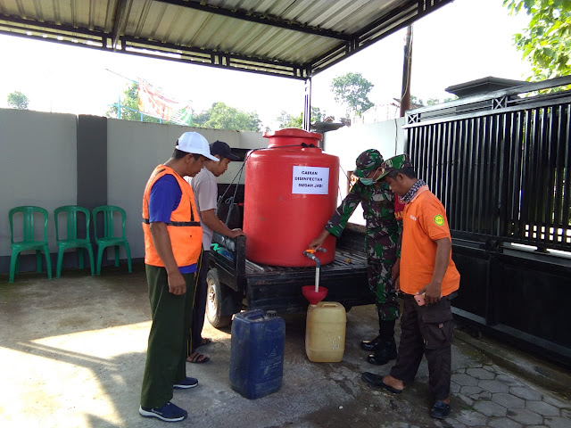 Warga Sepat Berkerumun Saat Pembagian Disinfektan Gratis Warga Sepat Berkerumun Saat Pembagian Disinfektan Gratis
