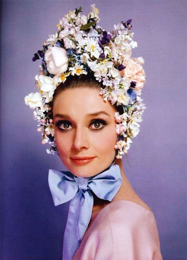 31 Colorful Photos Show Hat Styles That Audrey Hepburn Often Wore From