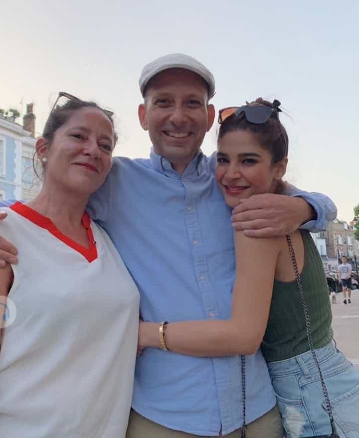 Fashion Icon Ayesha Omer Awesome Pictures with her Family