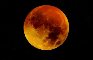 foto di una luna rossa di notte