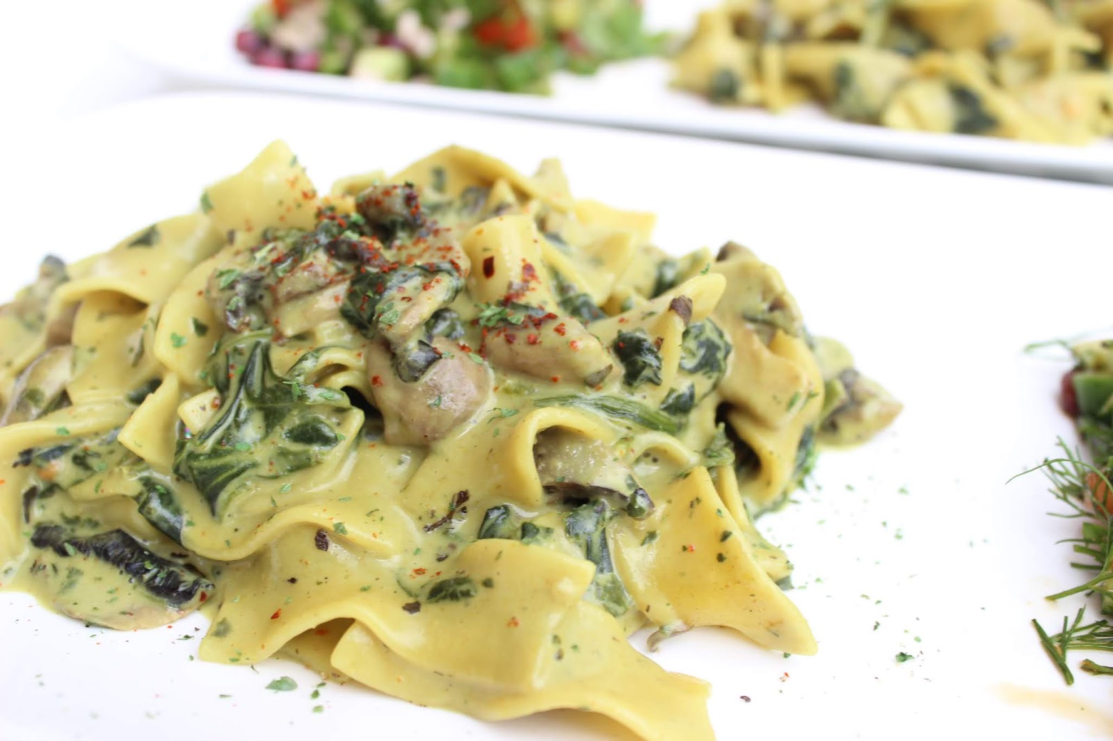 Cremige Onepot Nudeln mit Spinat und Champignons