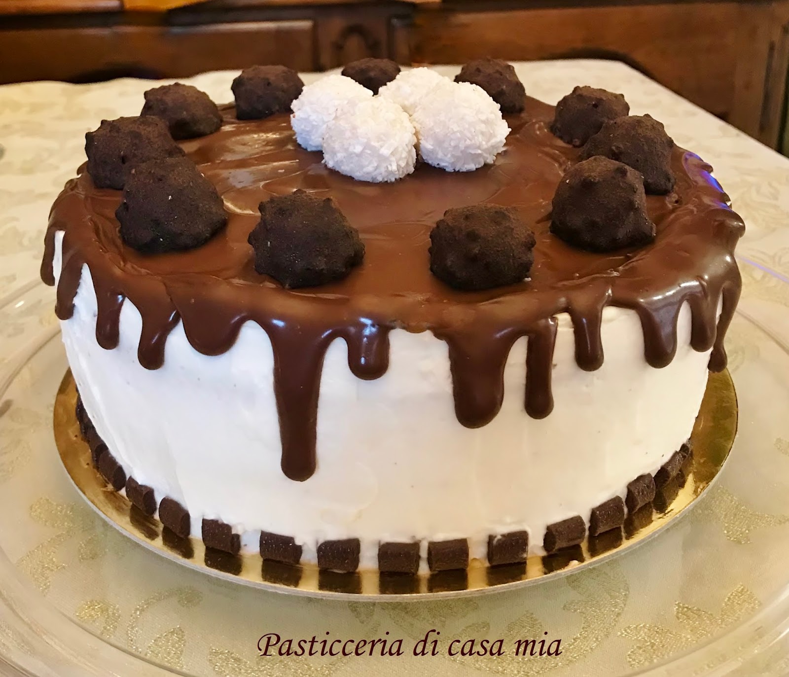 Pasticceria di casa mia Drip Cake al cioccolato con froasting al