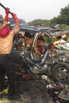 3 Graphic pics: Accident along Ilesha road yesterday claims lives
