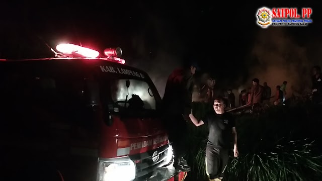 Damkar Lambar Bantu Pemadaman Kebakaran Rumah di Hangkusa, OKUS - Sumsel