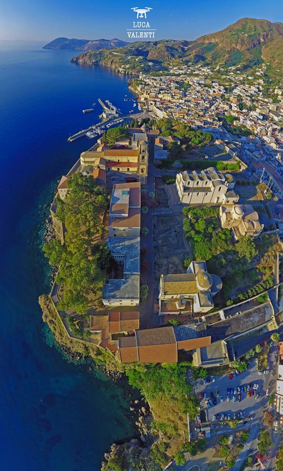 Oggi è il 23 Settembre. Buongiorno con questa cartolina dalle Eolie e con il Santo del giorno Oggi è il 23 Settembre. Buongiorno con questa cartolina dalle Eolie e con il Santo del giorno