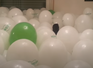 1000 Luftballons als Gag zur Hochzeitsfeier.