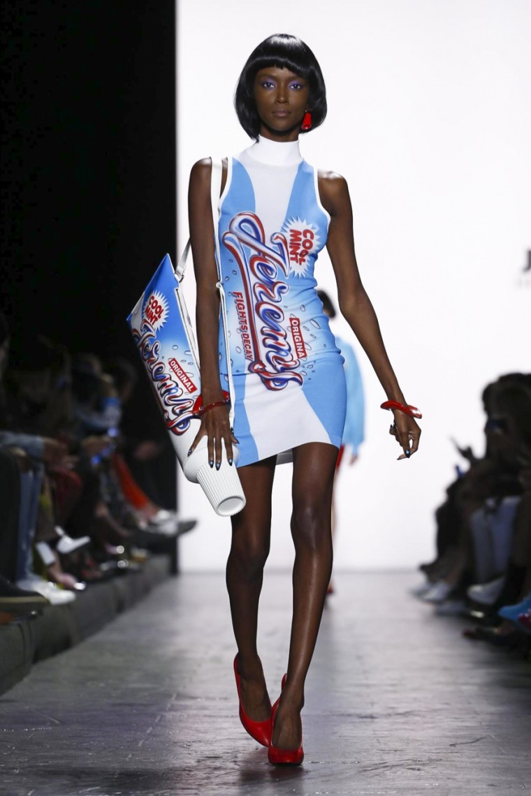 Jeremy Scott Spring Summer 2017 - New York Fashion Week jeremy-scott, jeremy-scott-spring-summer, jeremy-scott-printemps-ete, jeremy-scott-case, jeremy-scott-coque, bag-jeremy-scott, sac-jeremy-scott, tee-shirt-jeremy-scott, t-shirt-jeremy-scott, dress-jeremy-scott, robe, jeremy-scott, sweat-jeremy-scott, du-dessin-aux-podiums, dudessinauxpodiums