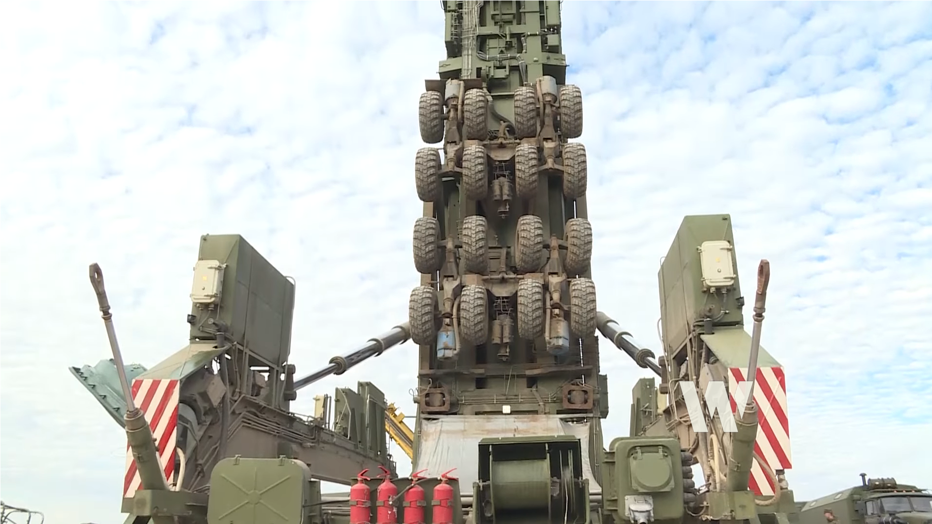 وزارة الدفاع الروسي تفرج عن لقطات فريدة من نوعها تظهر تحميل صاروخ باليستي عابر للقارات (ICBM)