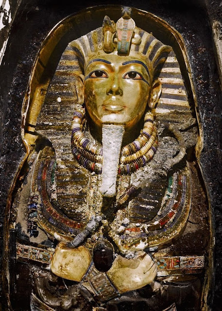 November 1925. Tutankhamun's burial mask. Image: Harry Burton ©. The Griffith Institute, Oxford. Colorized by Dynamichrome for the Exhibition “The Discovery of King Tut” in New York.