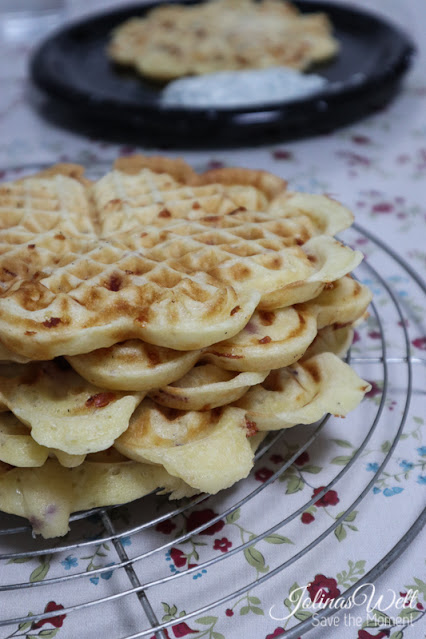 herzhafte Waffeln mit Kräuter Dip herzhafte Waffeln mit Kräuter Dip