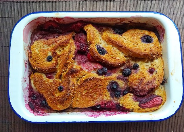 PÚDING DE PAN DE SEMILLAS Y FRUTOS ROJOS