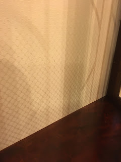 №9836ハーフムーンキャビネット　クロス張替え後　アップ