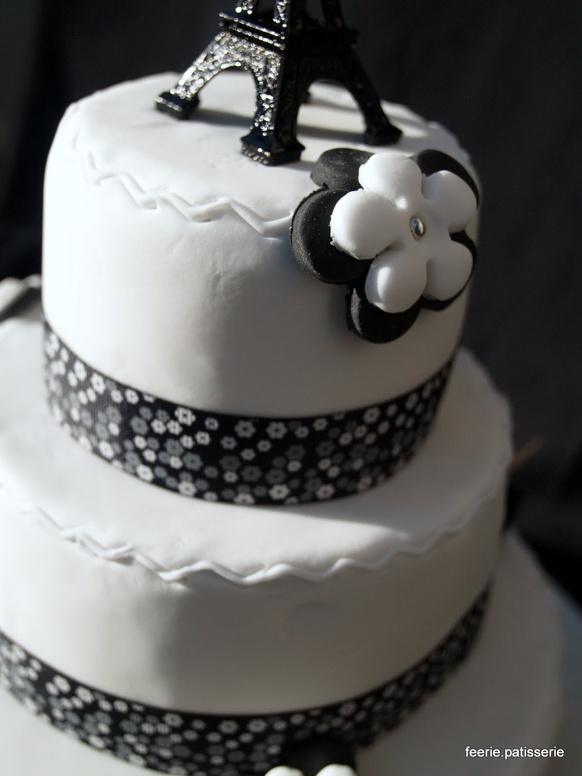 suivre : une autre pièce montée en noir et blanc et un gâteau de ...