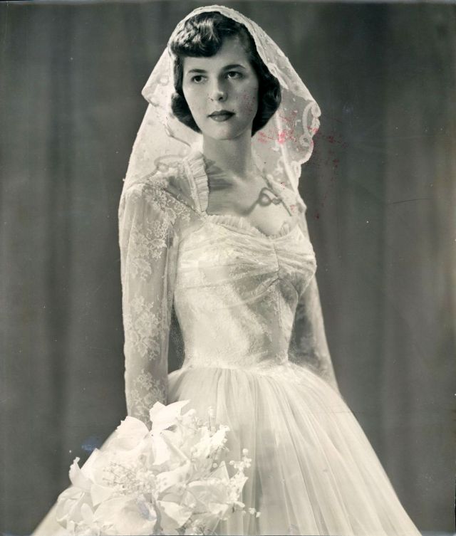The 1950s: The Boom Period of Wedding Gowns After World War II ...