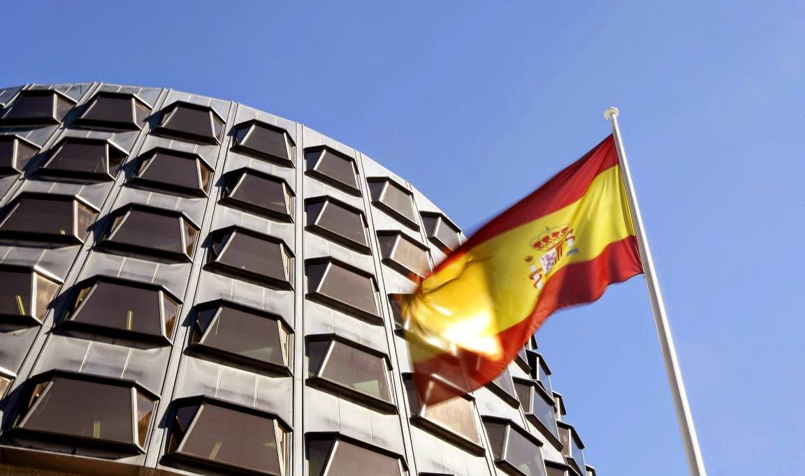 Tribunal Constitucional y bandera de España