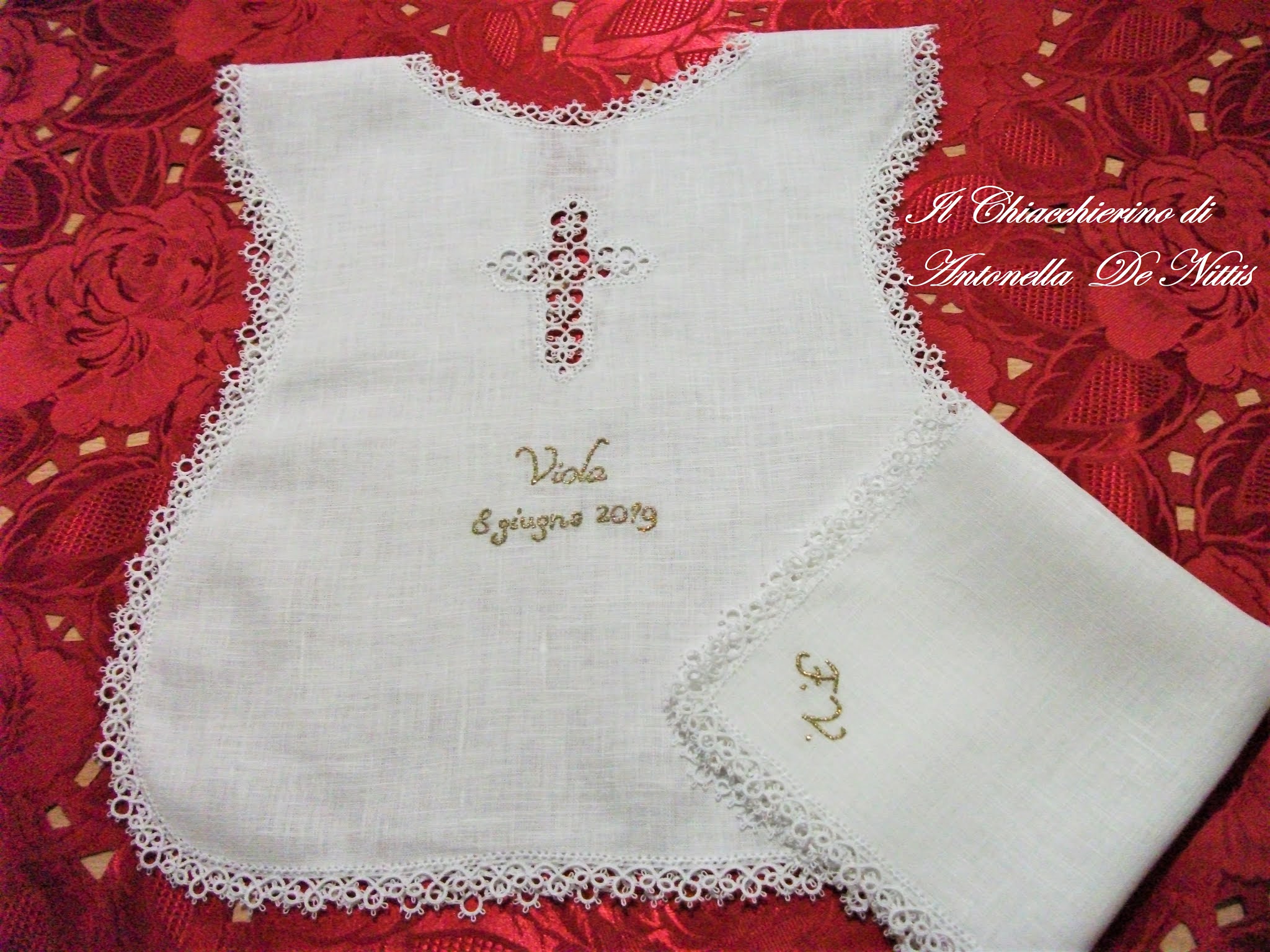 Veste bianca e fazzoletto per battesimo