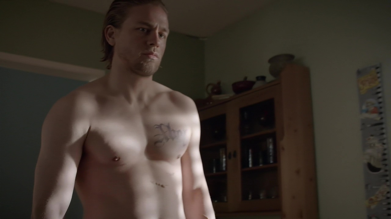 Charlie Hunnam shirtless in Sons Of Anarchy 7-02 "Toil and Till" ...