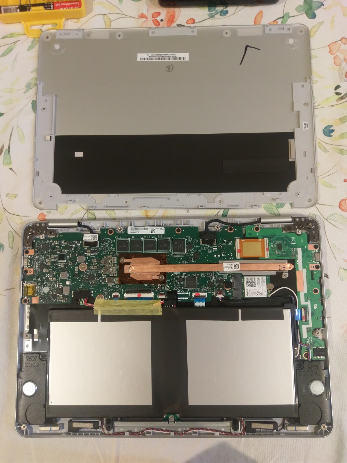 A Look inside the Asus C302 chromebook﻿