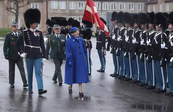 This year, the selected guard became Mathias Sanintclair Ossian McKinnon and he received the clock from the Queen. Margrethe in blue wool coat