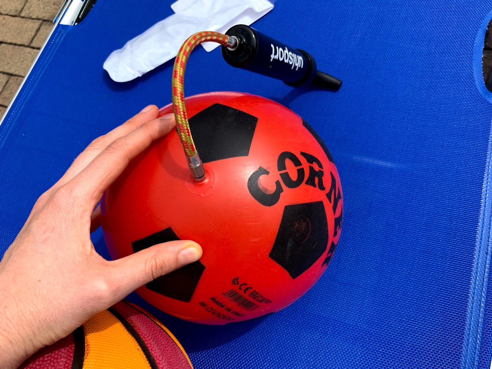 Come gonfiare un pallone da calcio, basket, ecc. Mammarum