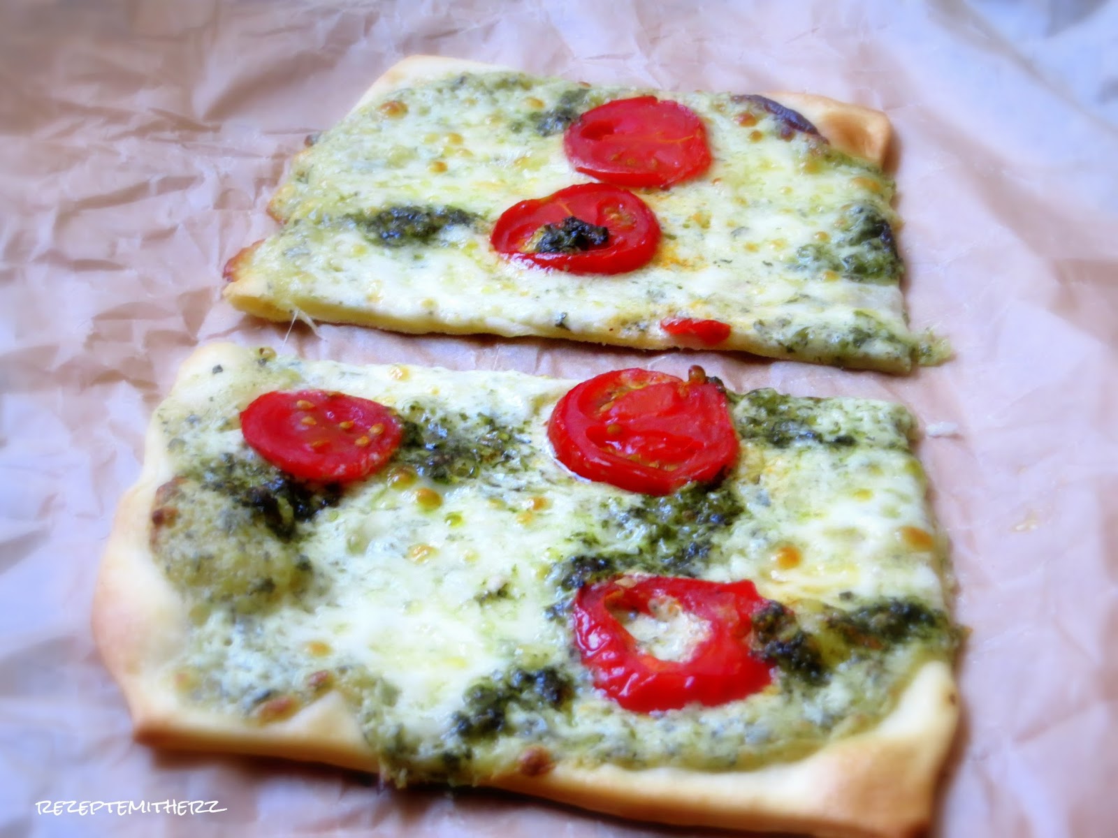 Flammkuchen Tomate – Mozzarella mit selbstgemachtem Pesto