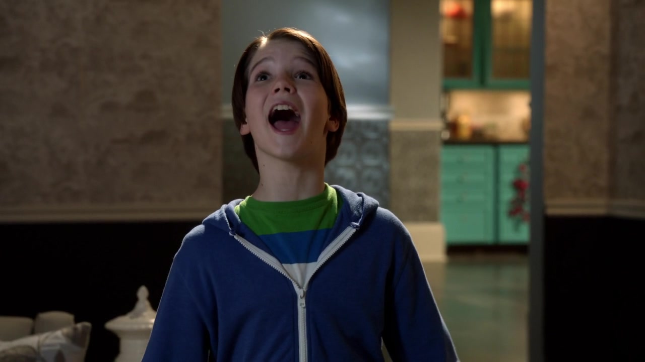 один дома 5 постер. один дома 5 праздничное ограбление. один дома праздничное ограбление. есть 1 дома 5. один дома 5.