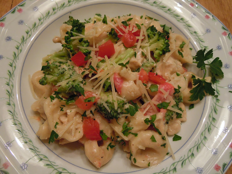 Gourmet Girl Cooks: Chicken-Broccoli-Tomato Tortellini Alfredo