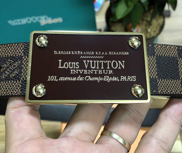 Thắt lưng Belt Louis Vuitton Inventeur nam mặt gương đen, chữ vàng, dây nâu  vàng ô