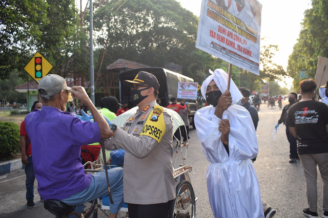  Gandeng Pocong, Polres Bondowoso Bagikan Masker pada Pengguna Jalan