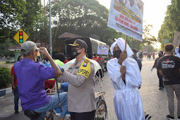  Gandeng Pocong, Polres Bondowoso Bagikan Masker pada Pengguna Jalan