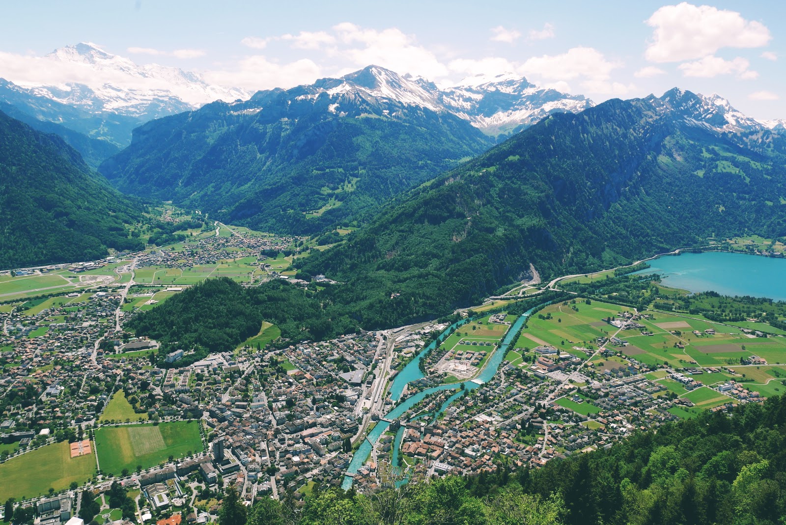 Kota Interlaken terlihat dari Harder Kulm. Kota Interlaken terlihat dari Harder Kulm.