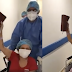 Mujer abandona hospital con Biblia en mano tras vencer al coronavirus (VÍDEO) 