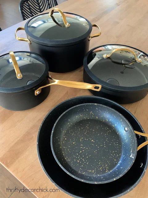 Single-portion pots and pans for serving at the table in style