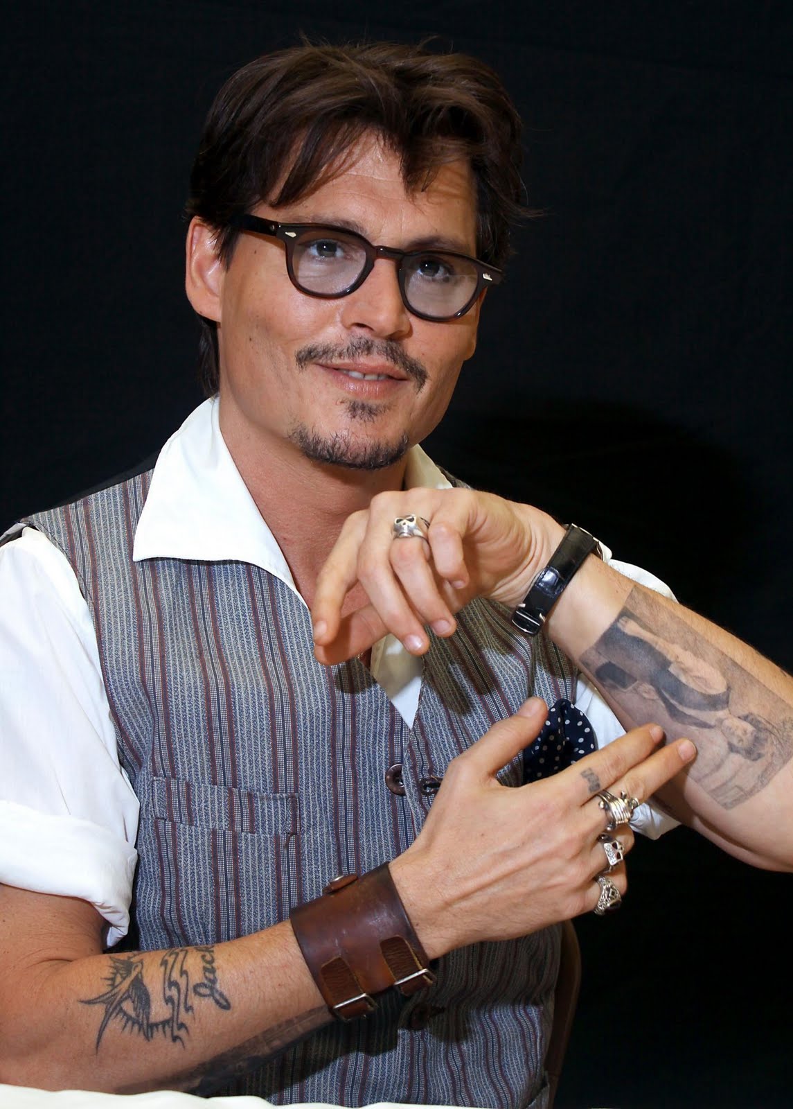 http://1.bp.blogspot.com/-I4oZBK6CJXM/TdqoWL6mW-I/AAAAAAAAEb4/gPEDRpYv0F0/s1600/JOHNNY-DEPP-Press-Conferences-Pirates-of-the-Caribbean-4-Los-Angeles-04-05-2011-johnny-depp-21881306-1465-2048.jpg