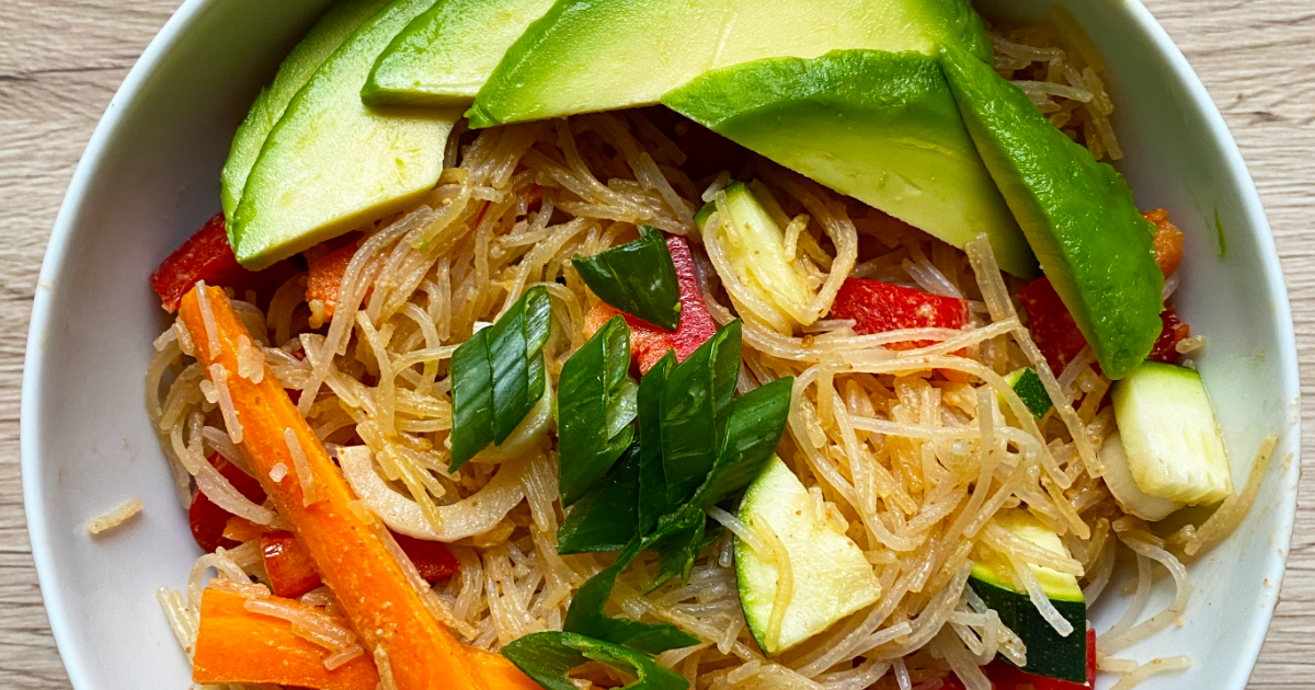 asiatischer Salat mit Glasnudeln und Erdnuss-Sauce asiatischer Salat mit Glasnudeln und Erdnuss-Sauce