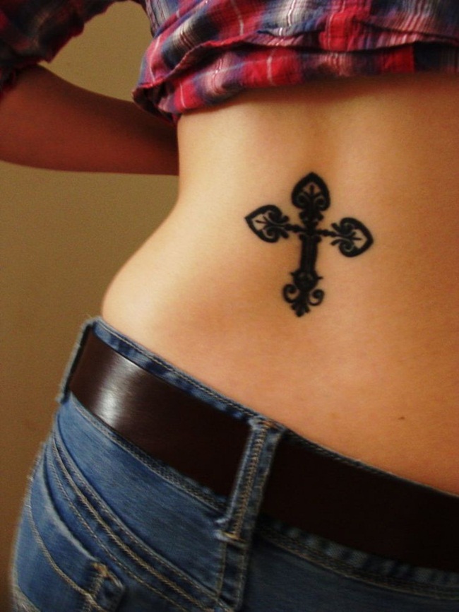 chica adolescente con tatuaje pequeño de cruz
