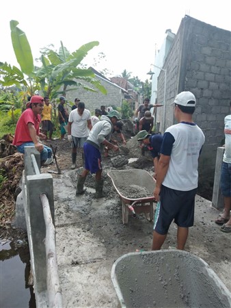 dokumentasi kegiatan gotong-royong pembangunan jalan usaha tani