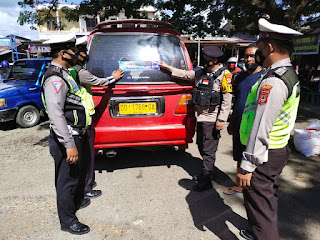 Hari Ke-9 Ops Patuh, Imbau Prokes, Sat Lantas Polres Sinjai Gencar Pasang Stiker Ayo Pakai Masker di Kendaraan