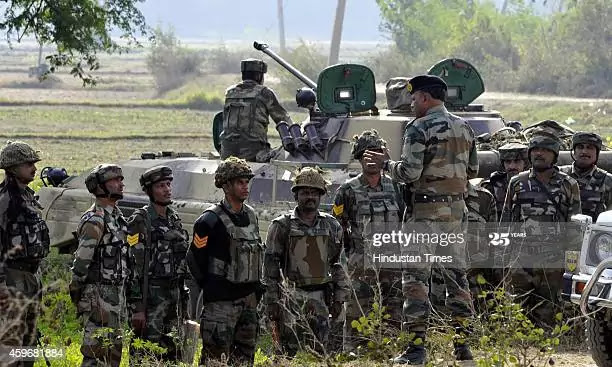 पाकिस्तान ने घातक हथियारों से दागे गोले, जवाबी कार्रवाई में पाकिस्तान के 4 सैनिक ढेर ,और कई चौकियाँ तबाह पाकिस्तान ने घातक हथियारों से दागे गोले, जवाबी कार्रवाई में पाकिस्तान के 4 सैनिक ढेर ,और कई चौकियाँ तबाह