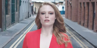La cantante inglese Freya Riding nel video di Castles