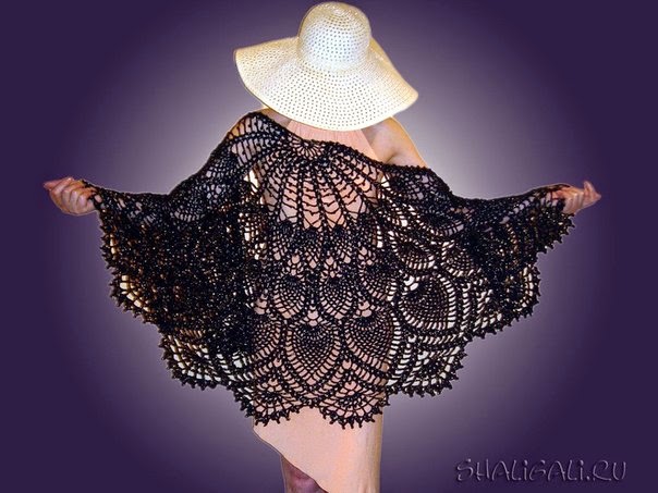 Patrón crochet poncho circular con motivo de piñas